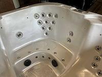Tulp spa jacuzzi - afbeelding 12 van  14