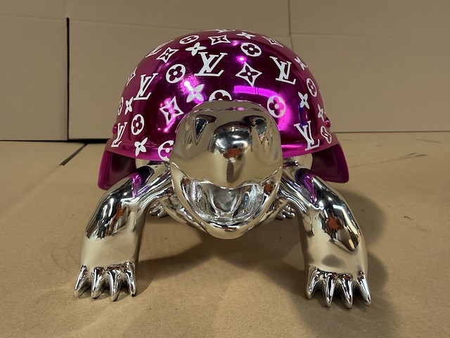 Turtle, lior24, hoogglans zilver (chroom look) met metallic roze/paarse helm - afbeelding 2 van  5
