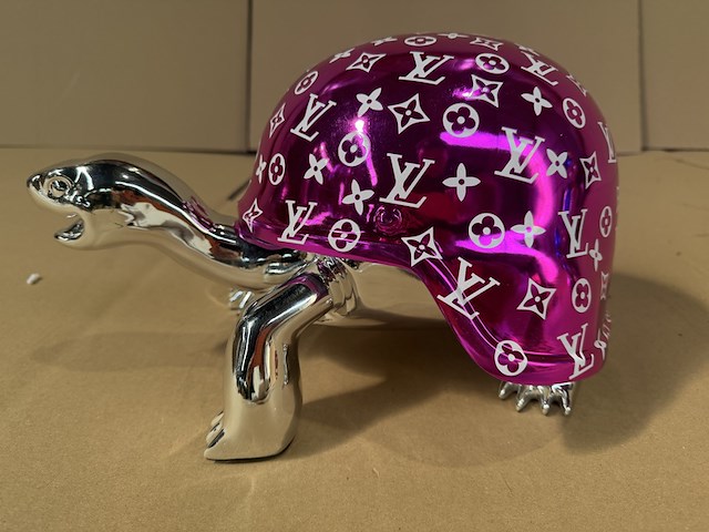 Turtle, lior24, hoogglans zilver (chroom look) met metallic roze/paarse helm - afbeelding 3 van  5