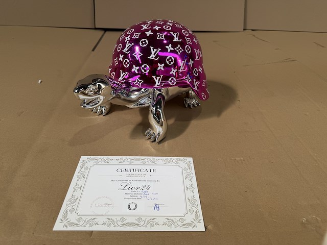 Turtle, lior24, hoogglans zilver (chroom look) met metallic roze/paarse helm - afbeelding 5 van  5