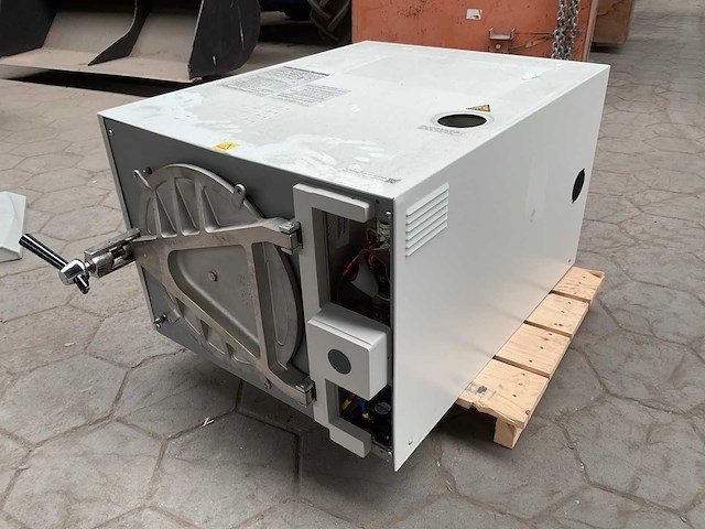 Tuttnauer 3870ea autoclave- steam sterilizer - afbeelding 1 van  10