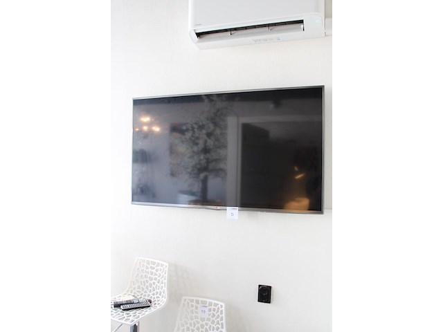 Tv met wandbeugel lg 55 inch. incl. afstandbediening. - afbeelding 3 van  4