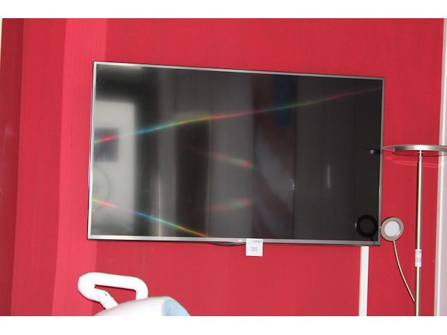 Tv met wandbeugel lg 55 inch. met afstandbediening. - afbeelding 1 van  2