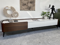 Tv-meubel met wit marmeren blad, by italia, walnoot / wit marmer