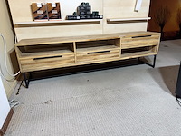 Tv-meubel, recycled teak, zwart onderstel