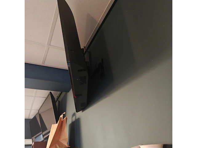 Tv scherm met muurbeugel, lg - afbeelding 2 van  3