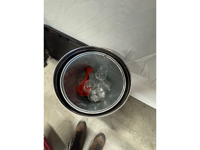 Tv, stofzuiger en keukenbenodigdheden - afbeelding 2 van  10