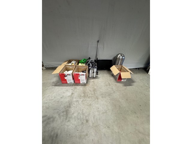 Tv, stofzuiger en keukenbenodigdheden - afbeelding 1 van  10