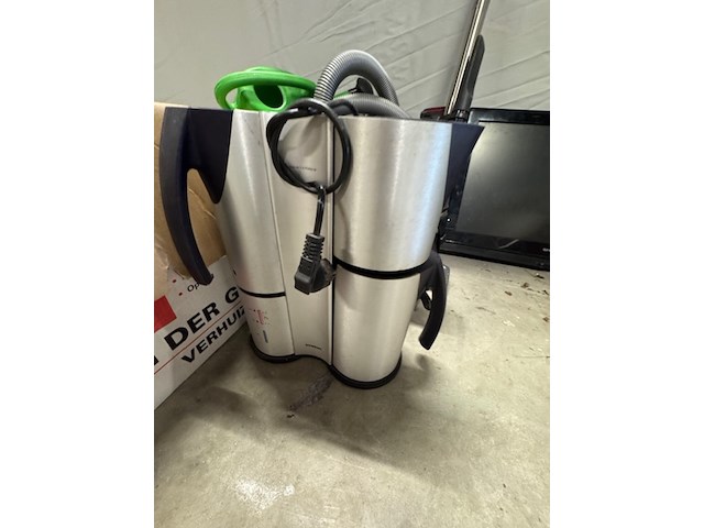 Tv, stofzuiger en keukenbenodigdheden - afbeelding 3 van  10