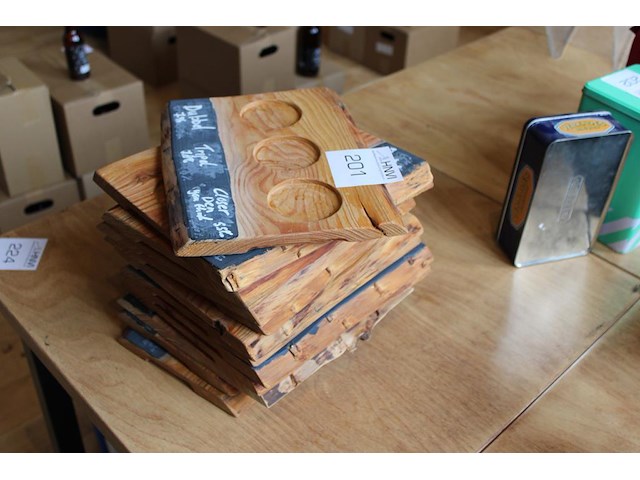 Twaalf bierproefplanken met krijtstrip. afmeting 29 x 23 cm. - afbeelding 1 van  2