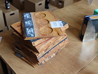 Twaalf bierproefplanken met krijtstrip. afmeting 29 x 23 cm. - afbeelding 1 van  2