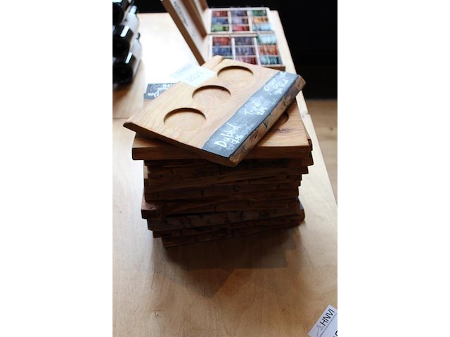 Twaalf bierproefplanken met krijtstrip. afmeting 29 x 23 cm. - afbeelding 2 van  2