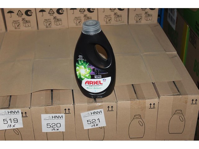 Twaalf dozen ariel revita black 0,75l. 48 flacons. - afbeelding 1 van  2