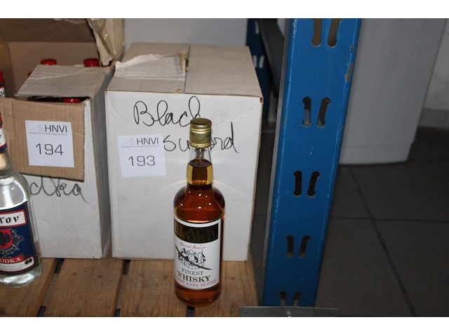 Twaalf flessen whisky black sword. - afbeelding 1 van  2