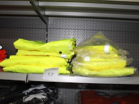 Twaalf js werkbroeken geel in diverse maten waaronder 50, 52 en 59. totaal twaalf stuks