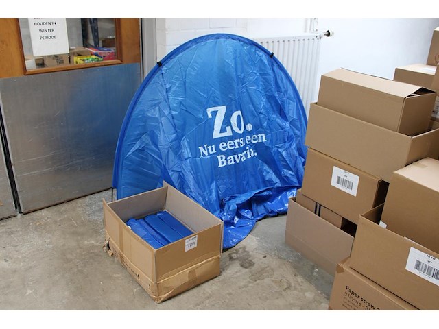 Twaalf strandtentjes bavaria in doos. - afbeelding 1 van  2