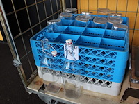 Twaalf waterflessen in kunststof krat. - afbeelding 1 van  2