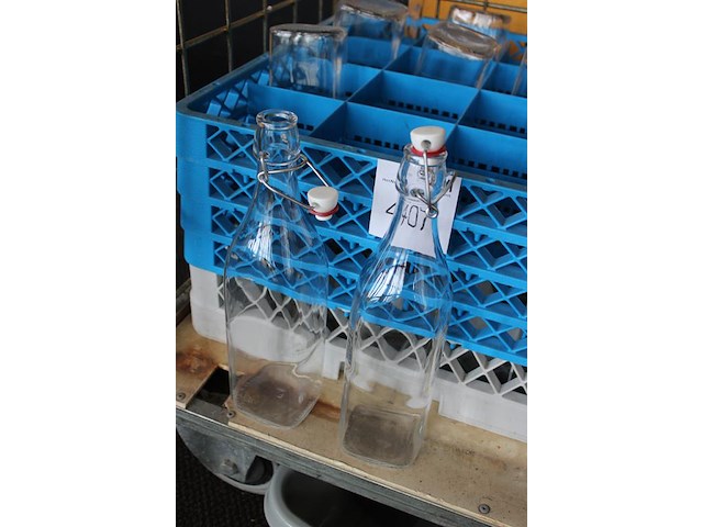 Twaalf waterflessen in kunststof krat. - afbeelding 2 van  2