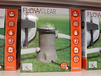 Twaalf zwembad filterpompen bestway flow clear in doos, max. 2006 l/per uur. - afbeelding 1 van  3