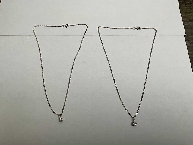 Twee 14k witgouden gourmet schakelcollier, met billjant geslepen diamant 0.10 ct. solitair hanger 5,3 gram. (2x) - afbeelding 1 van  5