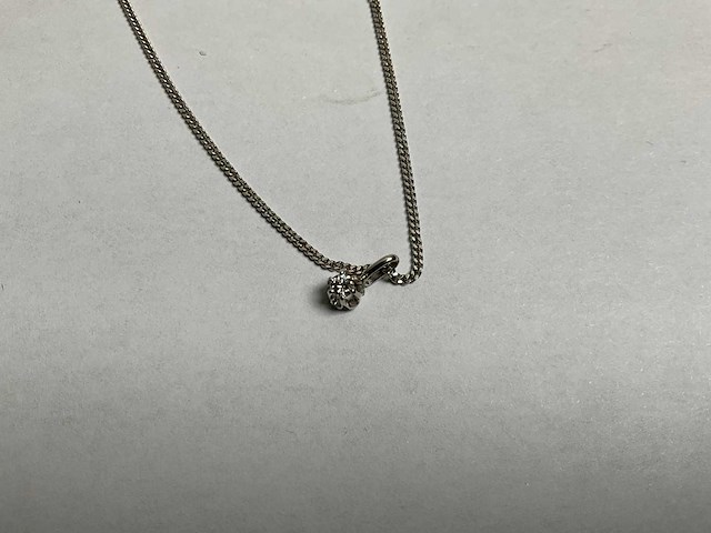 Twee 14k witgouden gourmet schakelcollier, met billjant geslepen diamant 0.10 ct. solitair hanger 5,3 gram. (2x) - afbeelding 2 van  5