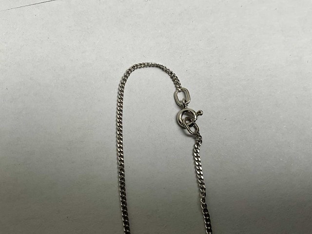 Twee 14k witgouden gourmet schakelcollier, met billjant geslepen diamant 0.10 ct. solitair hanger 5,3 gram. (2x) - afbeelding 4 van  5