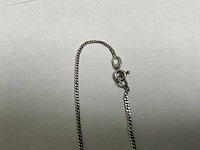 Twee 14k witgouden gourmet schakelcollier, met billjant geslepen diamant 0.10 ct. solitair hanger 5,3 gram. (2x) - afbeelding 4 van  5