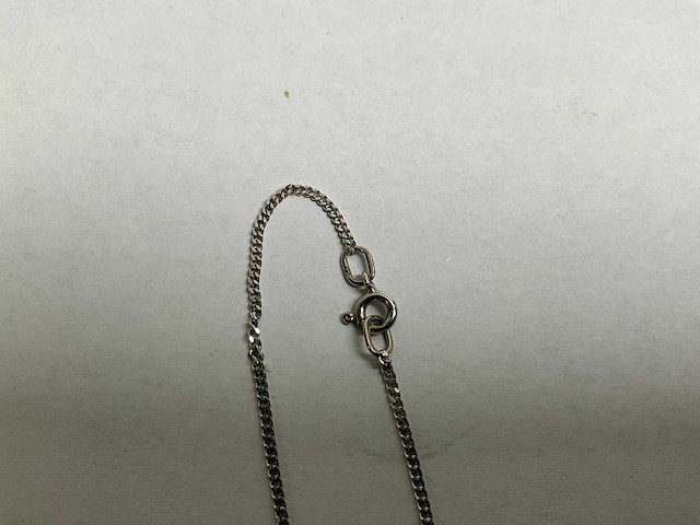 Twee 14k witgouden gourmet schakelcollier, met billjant geslepen diamant 0.10 ct. solitair hanger 5,3 gram. (2x) - afbeelding 5 van  5