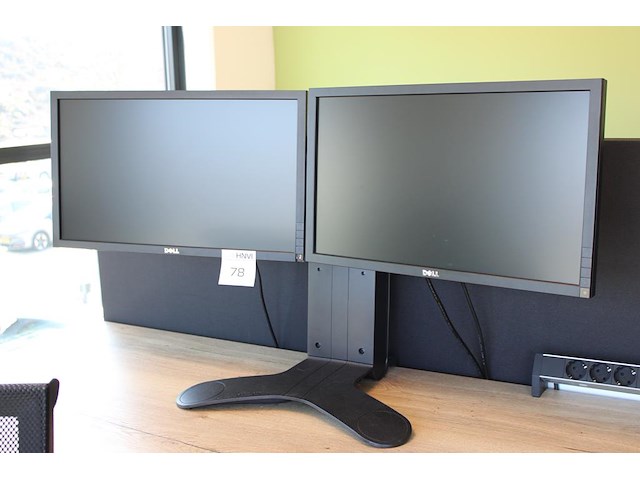 Twee 23 inch monitoren dell p2311hb op ergotron statief. let op: 1 kapje van aan-uit knop ontbreekt. - afbeelding 1 van  3