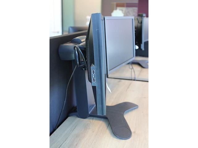 Twee 23 inch monitoren dell p2311hb op ergotron statief. let op: 1 kapje van aan-uit knop ontbreekt. - afbeelding 2 van  3