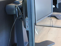 Twee 23 inch monitoren dell p2311hb op ergotron statief. let op: 1 kapje van aan-uit knop ontbreekt. - afbeelding 2 van  3