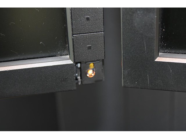 Twee 23 inch monitoren dell p2311hb op ergotron statief. let op: 1 kapje van aan-uit knop ontbreekt. - afbeelding 3 van  3