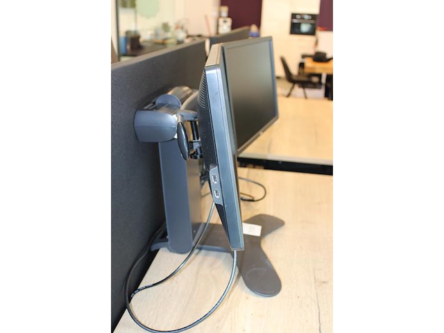 Twee 23 inch monitoren dell p2312ht op ergotron statief. - afbeelding 2 van  2