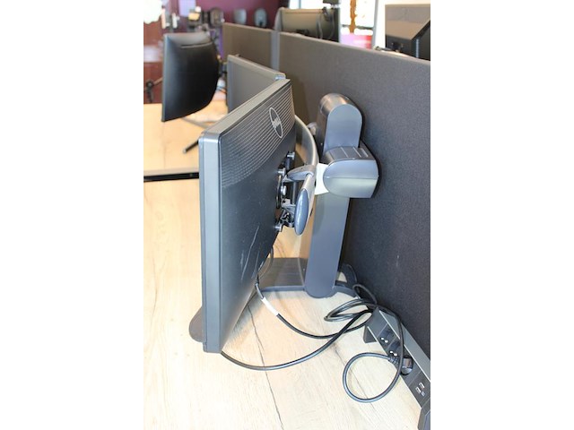 Twee 23 inch monitoren dell p2312ht op ergotron statief. - afbeelding 2 van  2