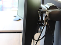 Twee 24 inch monitoren dell p2417hb op ergotron statief met webcam. - afbeelding 2 van  2