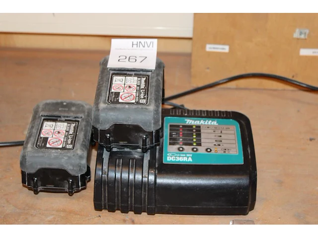 Twee 36 volt accu's makita type bl1626 incl. lader. - afbeelding 1 van  2