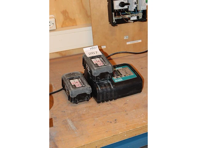 Twee 36 volt accu's makita type bl1626 incl. lader. - afbeelding 2 van  2
