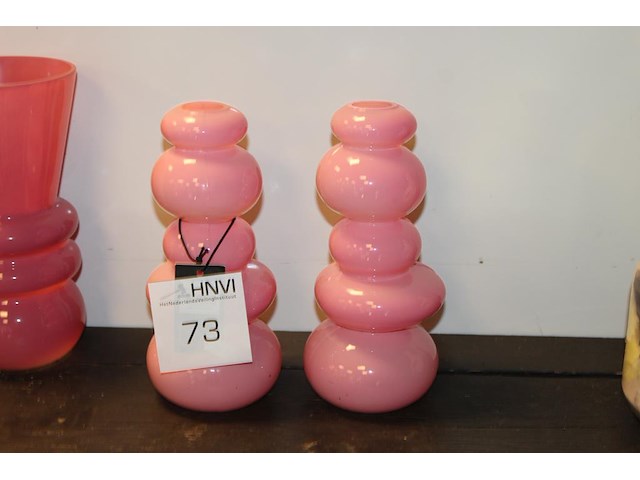 Twee a-symmetrische bloemenvazen hoogte 25 cm. - afbeelding 1 van  2