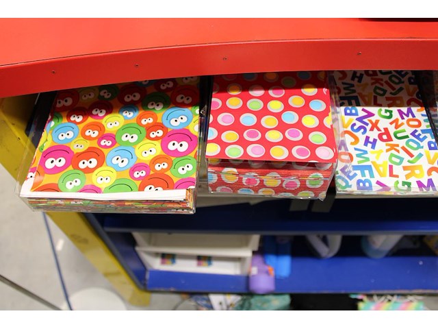 Twee aangebroken rollen kadopapier op houder en diverse papieren geschenkzakjes - afbeelding 2 van  3