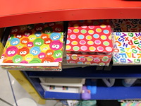 Twee aangebroken rollen kadopapier op houder en diverse papieren geschenkzakjes - afbeelding 2 van  3