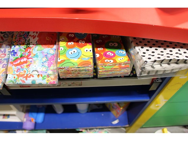 Twee aangebroken rollen kadopapier op houder en diverse papieren geschenkzakjes - afbeelding 3 van  3