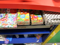 Twee aangebroken rollen kadopapier op houder en diverse papieren geschenkzakjes - afbeelding 3 van  3