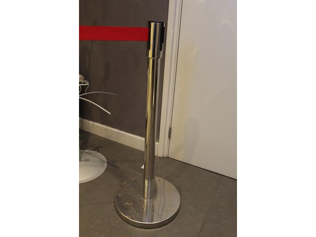 Twee afzetpalen - afbeelding 3 van  3