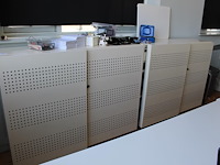 Twee archiefkasten met akoestische schuifdeuren. afmeting per kast 160 x 46 x 120 cm. sleutels aanwezig. - afbeelding 2 van  2