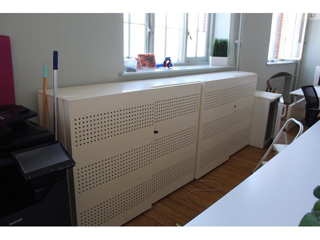 Twee archiefkasten met akoestische schuifdeuren. afmeting per kast 160 x 46 x 120 cm. sleutels aanwezig. - afbeelding 1 van  3