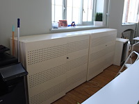 Twee archiefkasten met akoestische schuifdeuren. afmeting per kast 160 x 46 x 120 cm. sleutels aanwezig.