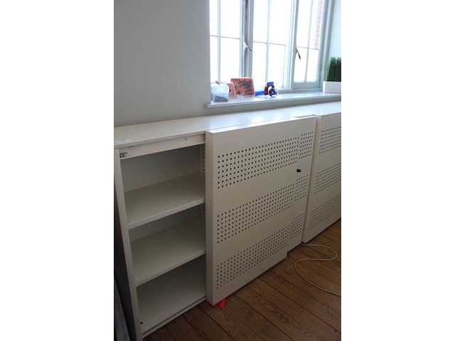Twee archiefkasten met akoestische schuifdeuren. afmeting per kast 160 x 46 x 120 cm. sleutels aanwezig. - afbeelding 2 van  3
