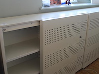 Twee archiefkasten met akoestische schuifdeuren. afmeting per kast 160 x 46 x 120 cm. sleutels aanwezig. - afbeelding 2 van  3