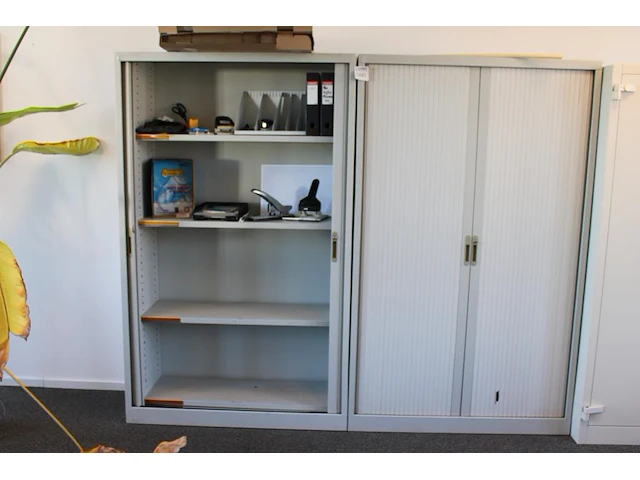 Twee archiefkasten met roldeuren. afmeting 120 x 45 cm. hoogte 198 cm - afbeelding 1 van  4