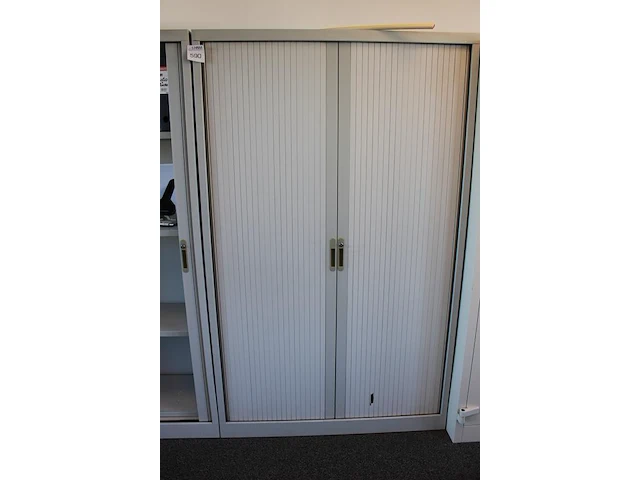 Twee archiefkasten met roldeuren. afmeting 120 x 45 cm. hoogte 198 cm - afbeelding 2 van  4